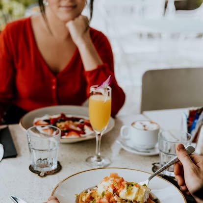 Brunch convivial, mimosa et plats partagés