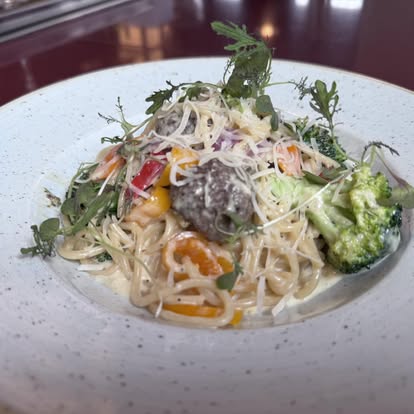 Pâtes crémeuses au parmesan et légumes de saison