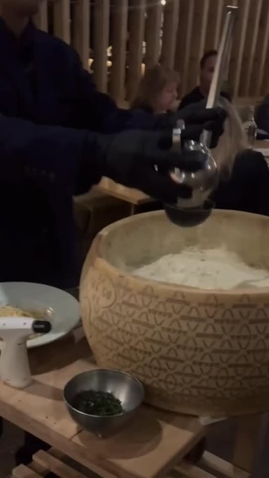 Préparation des pâtes dans une meule de parmigiano
