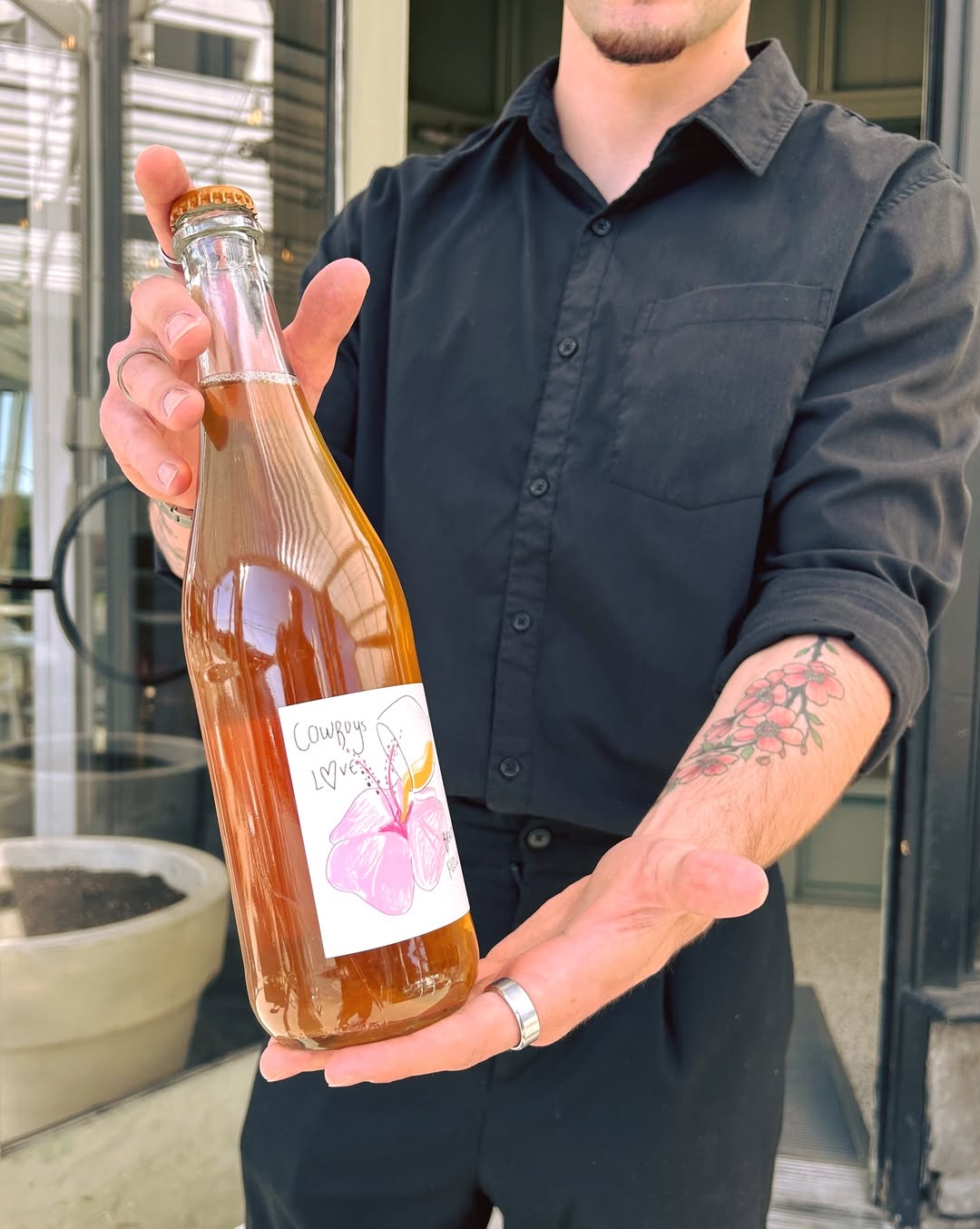 Bouteille de vin présentée par le serveur
